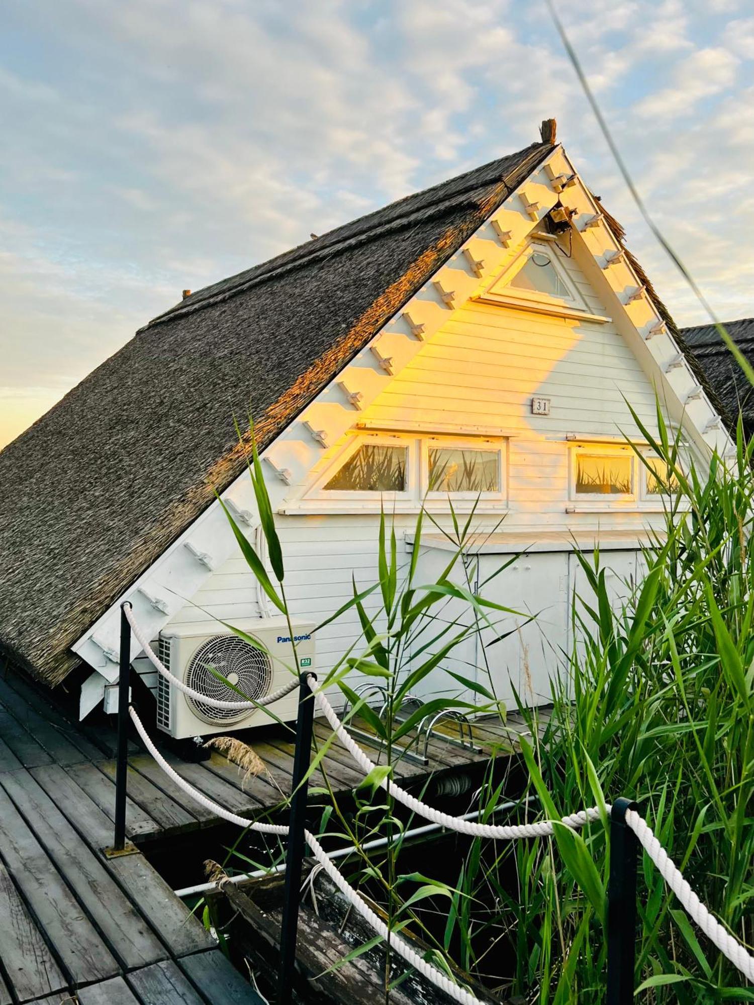 Seehuette Neusiedlersee - Seehaus Inklusive Elektroboot Rust Luaran gambar